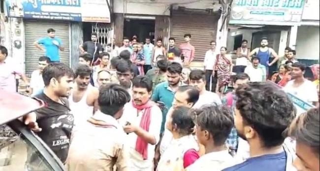 सदर अस्पताल रोड में मोबाइल चोरी करते युवक पकड़ा गया, लोगों ने पीटा