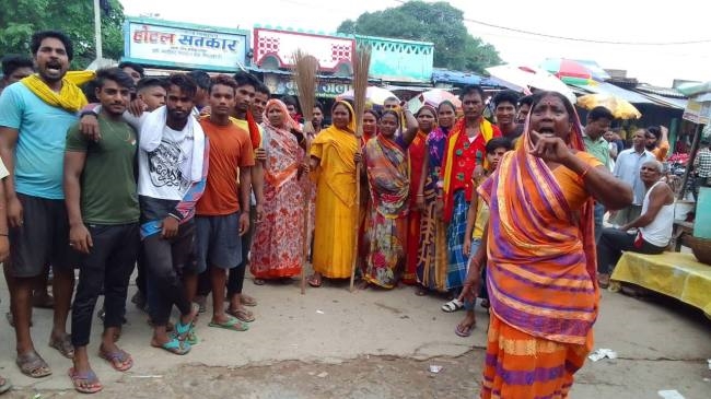 नप सफाई कर्मियों ने वेतन वृद्धि की मांग को लेकर किया हड़ताल