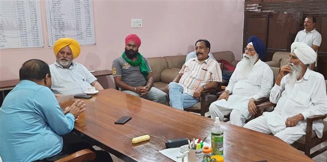 41 करोड़ बकाया गन्ना भुगतान को मिल के जीएम से मिले किसान