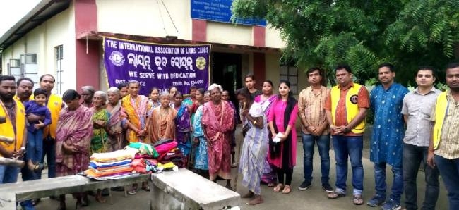 दुर्गापाली कुष्ठाश्रम में साड़ी और पोशाक वितरण