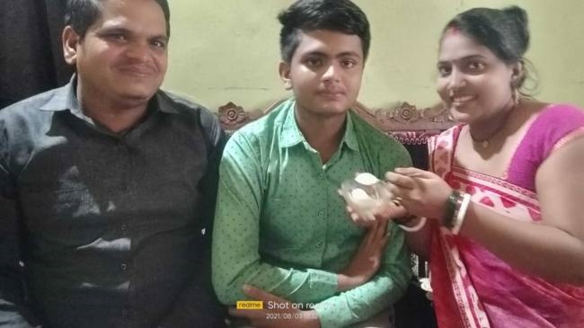 सब्जी विक्रेता का बेटा कुणाल गौरव बना जिला टॉपर