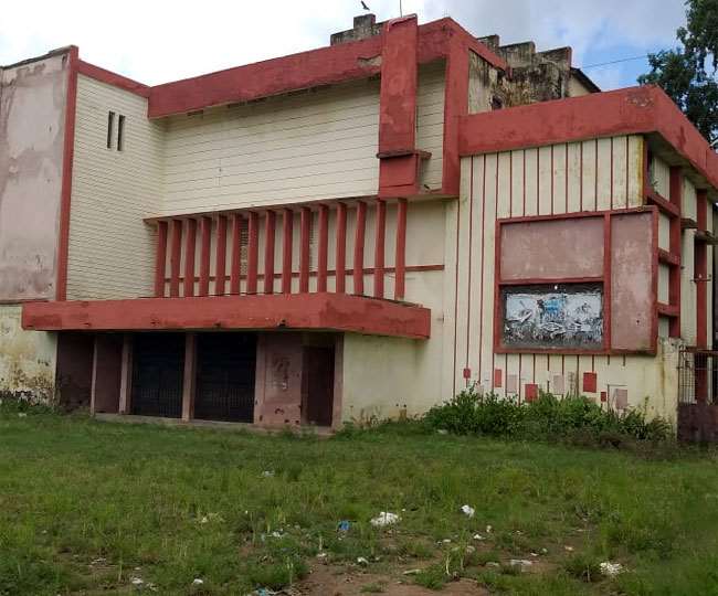 कोरोना के कारण बड़े पर्दे पर लटका है ताला, अब खंडहर में तब्दील होने लगे हैं सिनेमाघर Lohardaga News