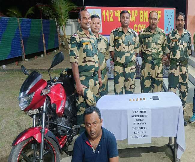 बीएसएफ ने 57.12 लाख मूल्य के सोने के 10 बिस्कुटों के साथ तस्कर को रंगे हाथों पकड़ा