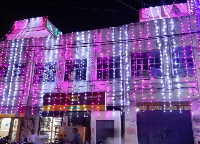रोशनी से नहाई कालीन नगरी