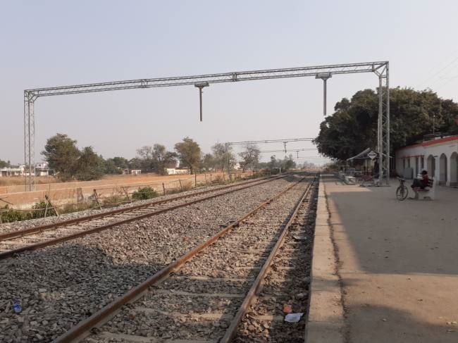 इंदारा-रसड़ा रेलमार्ग का होने लगा विद्युतीकरण