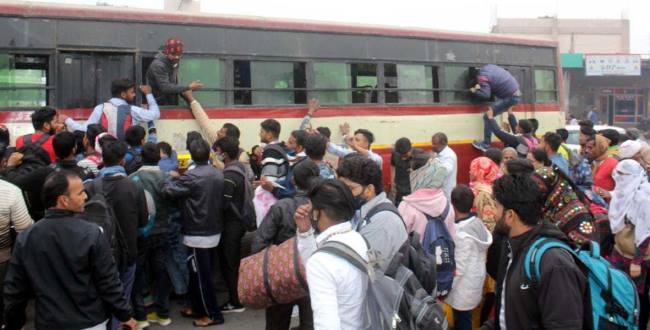 अलीगढ़ में चार घंटे का इंतजार, फिर भी रोडवेज बस में न मिली जगह