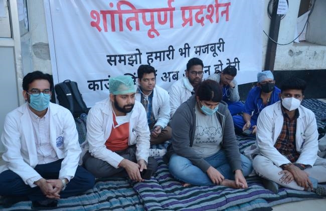 आज से ओपीडी-इनडोर में जेआर नहीं करेंगे काम