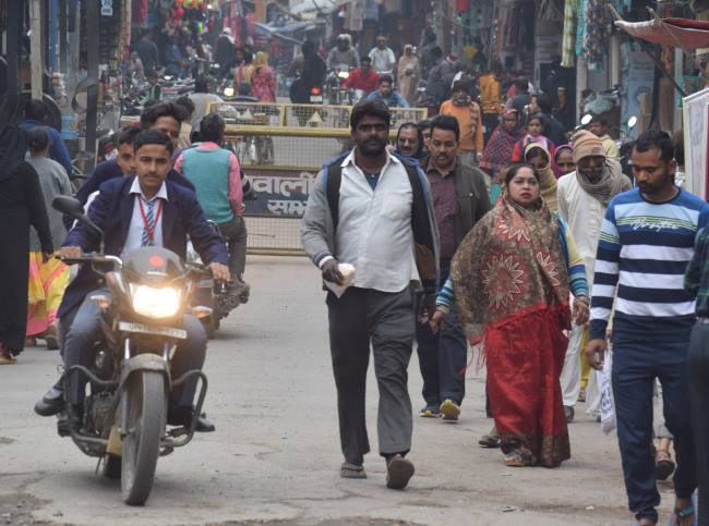 ओमिक्रोन का बढ़ रहा खौफ, फिर भी लापरवाही बरत रहे लोग