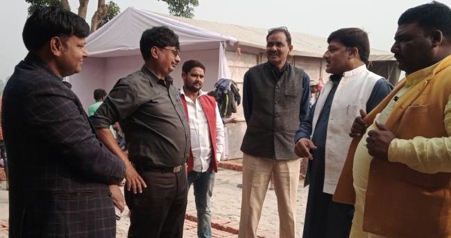 कार्यक्रम स्थल को दुरुस्त करने में पूरे दिन जुटे रहे मजदूर, कर्मचारी