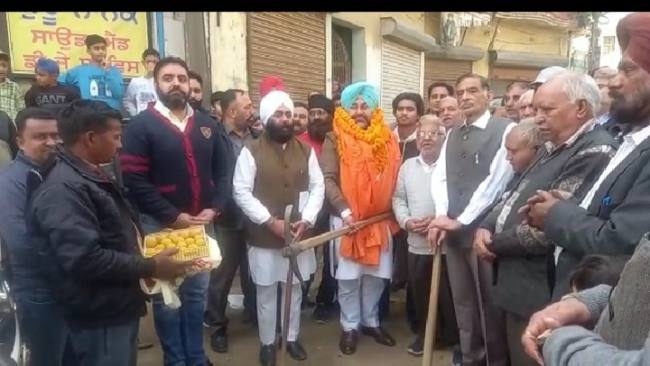 सड़क का उद्घाटन करने गए मंत्री कोटली का लोगों ने किया विरोध