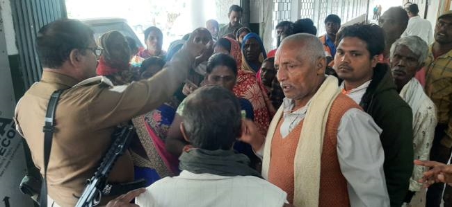 पाली के मुखिया पद की पुनर्मतगणना कराने की मांग, प्रदर्शन