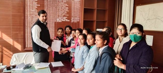अभाविप ने एसडीएम दिनेश कुमार को सौंपा ज्ञापन