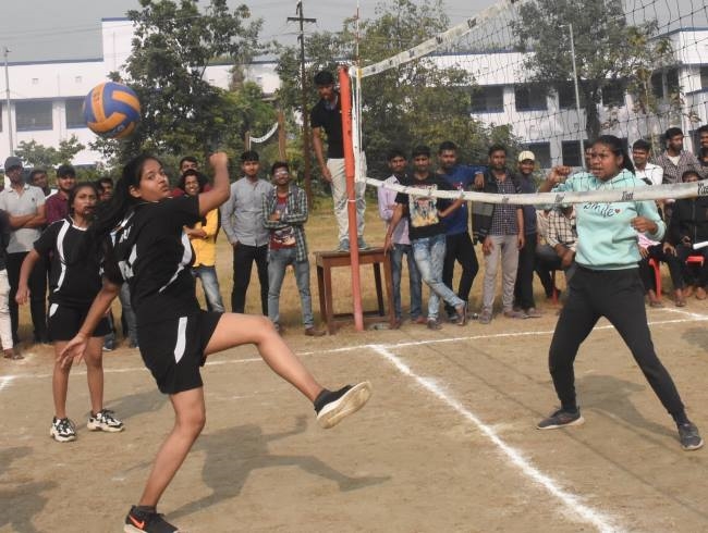 वालीबाल में एससीई सहरसा और डीसीई दरभंगा की टीम सेमीफाइनल में