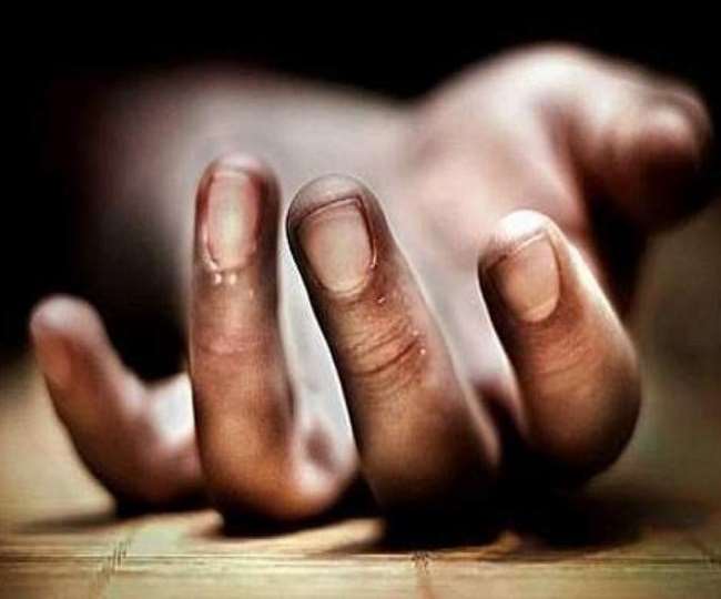 महोबा में वाटर प्लांट पर जा रहे युवक की कार खंभे से टकराई, हादसे में गई जान