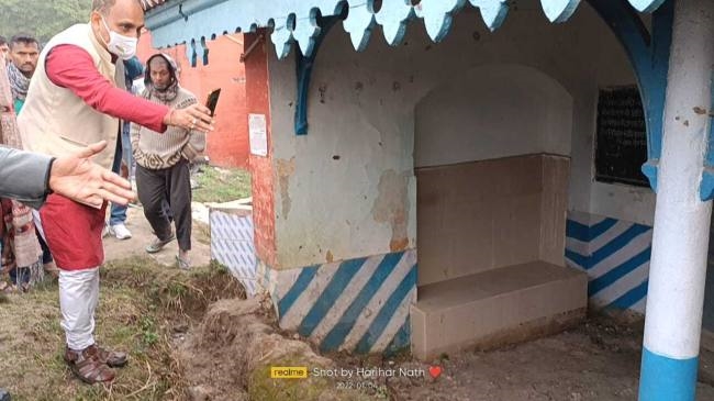 एस. कमाल स्टेशन की दुर्दशा देख वीडियो काल कर अधिकारियों पर भड़के राकेश सिन्हा