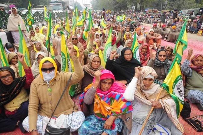 बारिश में भी जारी रहा किसानों का धरना