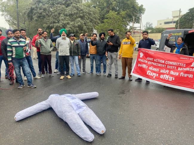 सेहत कर्मियों ने पंजाब सरकार की अर्थी फूंककर प्रदर्शन किया