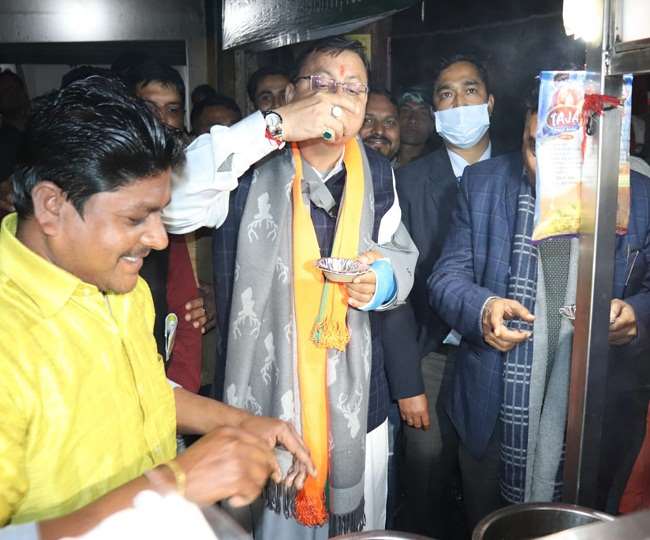 Uttarakhand Chunav 2022 : मुख्यमंत्री पुष्कर सिंह धामी अचानक चाट वाले ठेले पर पहुंच गए गोलगप्पे खाने