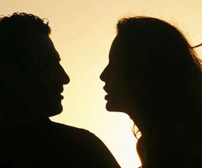 अपने से 10 साल छोटी प्रेमिका को भगा ले गया प्रेमी... रात 2 बजे दोनों इस हालत में पकड़ाए...