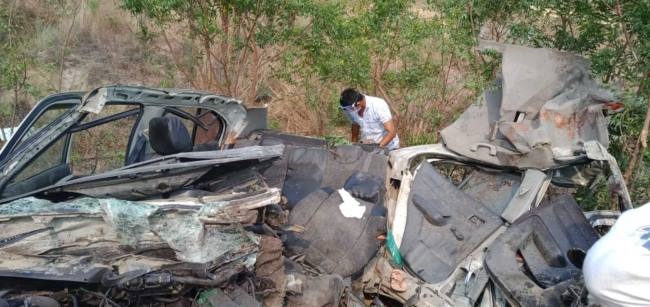 पलक झपकते ही थम गईं सांसें, कार को काटकर निकाले शव