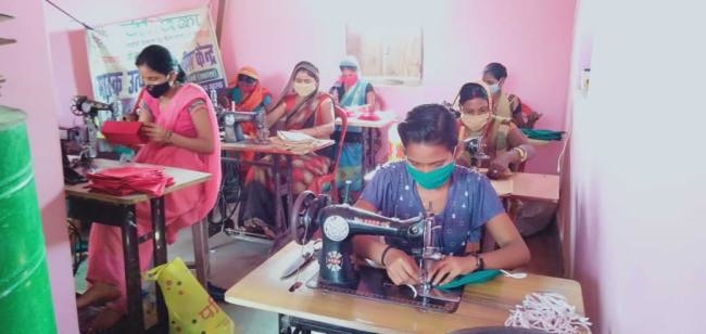 मास्क बनाने में जुटीं जीविका दीदियां