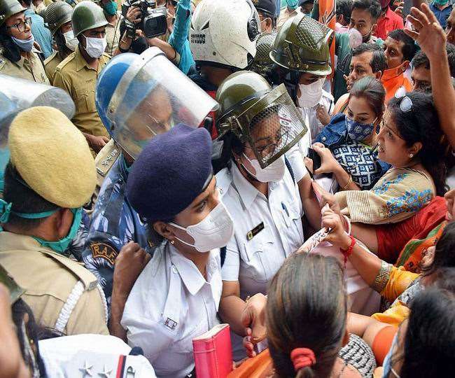 Rajasthan Crime : पानी के लिए मारामारी, महिलाओं के पथराव के बाद पुलिस ने फटकारे डंडे