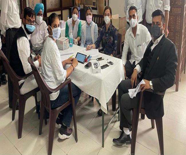 चंडीगढ़ जिला अदालत में लगाया वैक्सीनेशन कैंप, 100 से ज्यादा लोगों को मुफ्त में लगाया कोरोना टीका