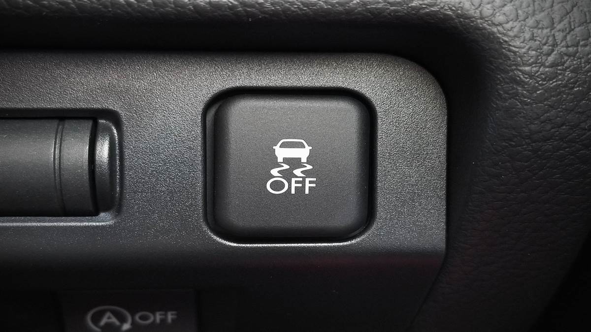 Traction Control: गीली सड़कों पर गाड़ी को फिसलने से बचाता है यह सेफ्टी फीचर, जानें क्या है ट्रैक्शन कंट्रोल सिस्टम