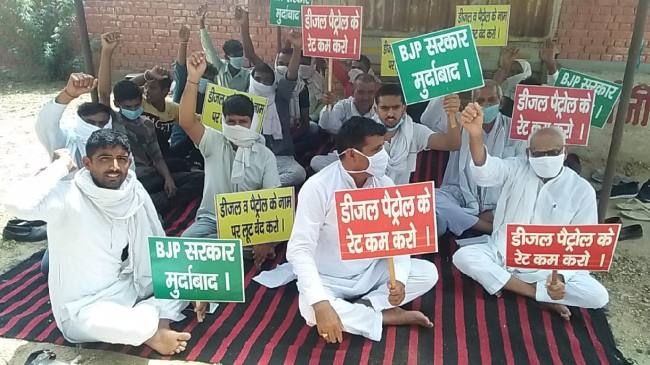 ब्लाक कांग्रेस कार्यकर्ताओं ने कैरू में दिया धरना