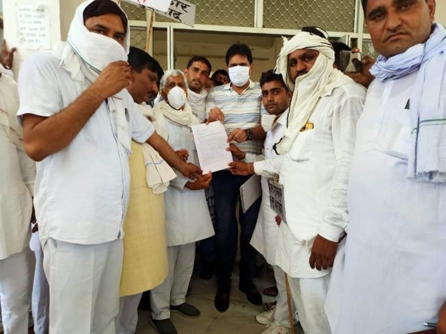 पेट्रोल डीजल की बढ़ती कीमतों के विरोध में कांग्रेस कार्यकर्ताओं ने प्रदर्शन कर ज्ञापन सौंपा
