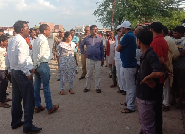 अवैध मछली व मांस की दुकानों में एसडीएम ने लगवाए ताले, खुली तो होगी कार्रवाई