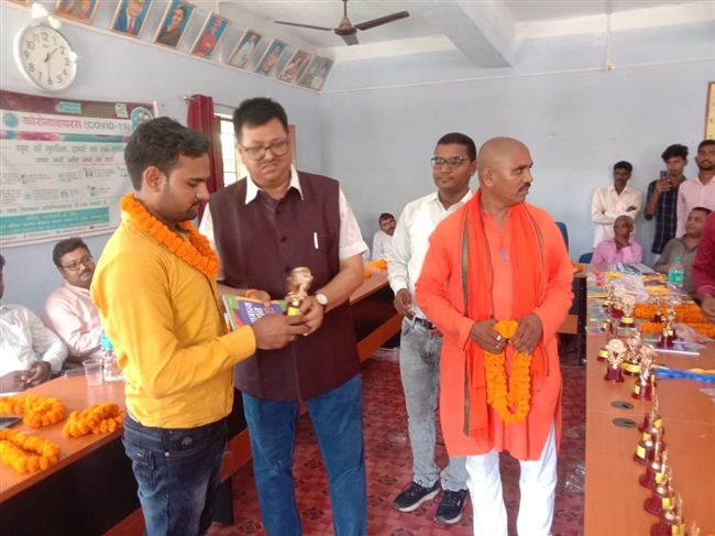 परीक्षा में बेहतर प्रदर्शन करने वाले छात्रों को किया सम्मानित