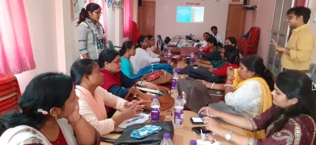 प्रसव कक्ष के प्रभारियों के साथ जिला स्तरीय समीक्षा बैठक