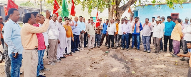 केंद्र सरकार के मजदूर विरोधी नीतियों का किया विरोध