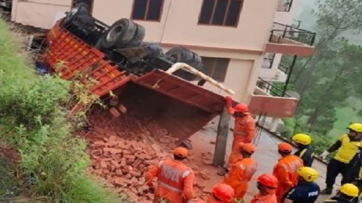 हल्द्वानी से निर्माण सामग्री ले जा रहा ट्रक अल्मोड़ा दुर्घटनाग्रस्त, मालिक की मौत, देखें तस्वीरें