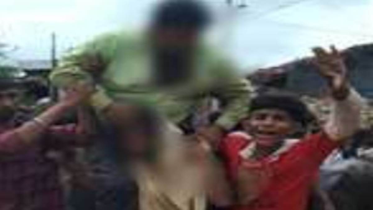 मप्र के देवास में महिला को बाल खींच कर सरेआम पीटा, पति को कंधों पर लाद निकाला जुलूस