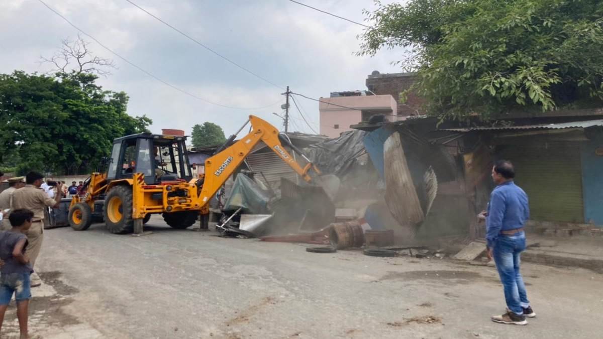 Bareilly News: सनी हत्याकांड के आरोपित के होटल को कैंट बोर्ड ने ढहाया