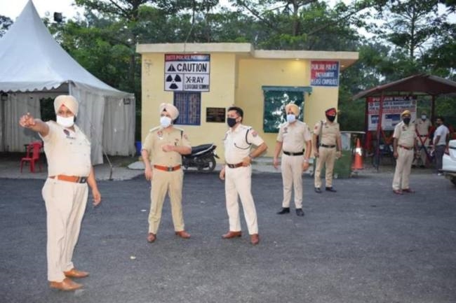 एसएसपी ने किया माधोपुर पुलिस नाके का निरीक्षण