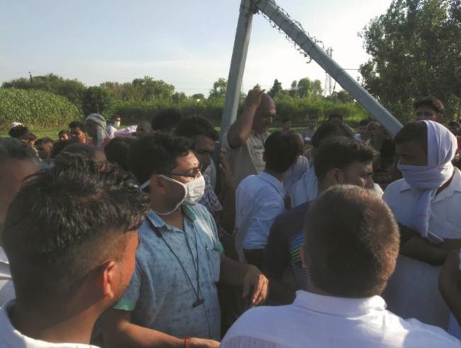 किसान के ऊपर टूटकर गिरा विद्युत पोल, मौत