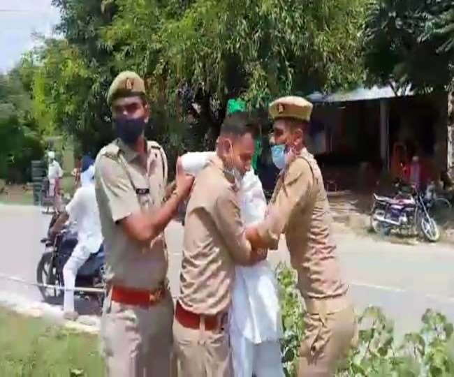 पीलीभीत में किसान यूनियन के कार्यकर्ताओ ने प्रभारी मंत्री स्वामी प्रसाद मौर्य को दिखाए काले झंडे, पुलिस ने छीने