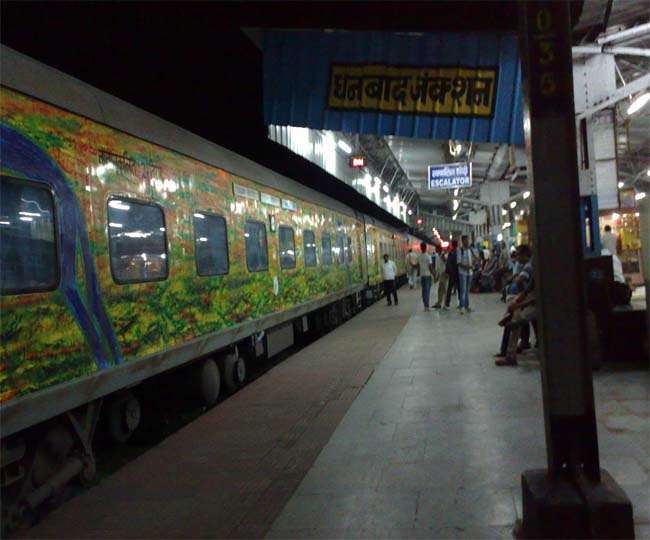 Indian Railways IRCTC: अब दुरंतो एक्सप्रेस कराएगी नन एसी चेयर कार का सफर, जानें किराया