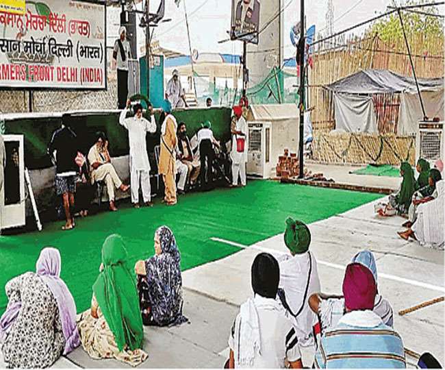 खाली पड़े पंडाल और तंबू, नेपथ्य में आंदोलनकारियों के नेता; हरियाणा के लोग कर रहे किनारा