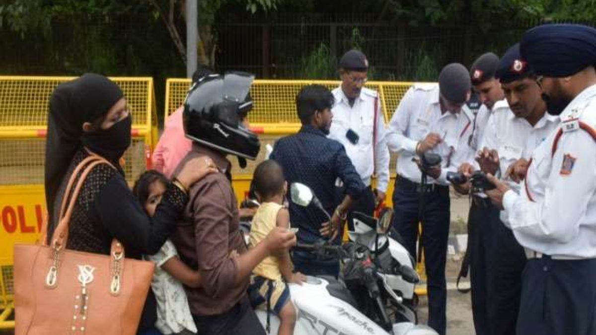 पुलिस की नजर में सबसे पहले आती हैं ऐसी बाइक्स, चालान से बचना है तो भूलकर भी न करें ये गलती