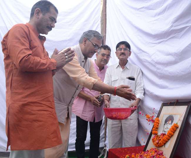 मुख्यमंत्री त्रिवेंद्र सिंह रावत ने शहीद दीपक वालिया के घर जाकर दी श्रद्धांजलि