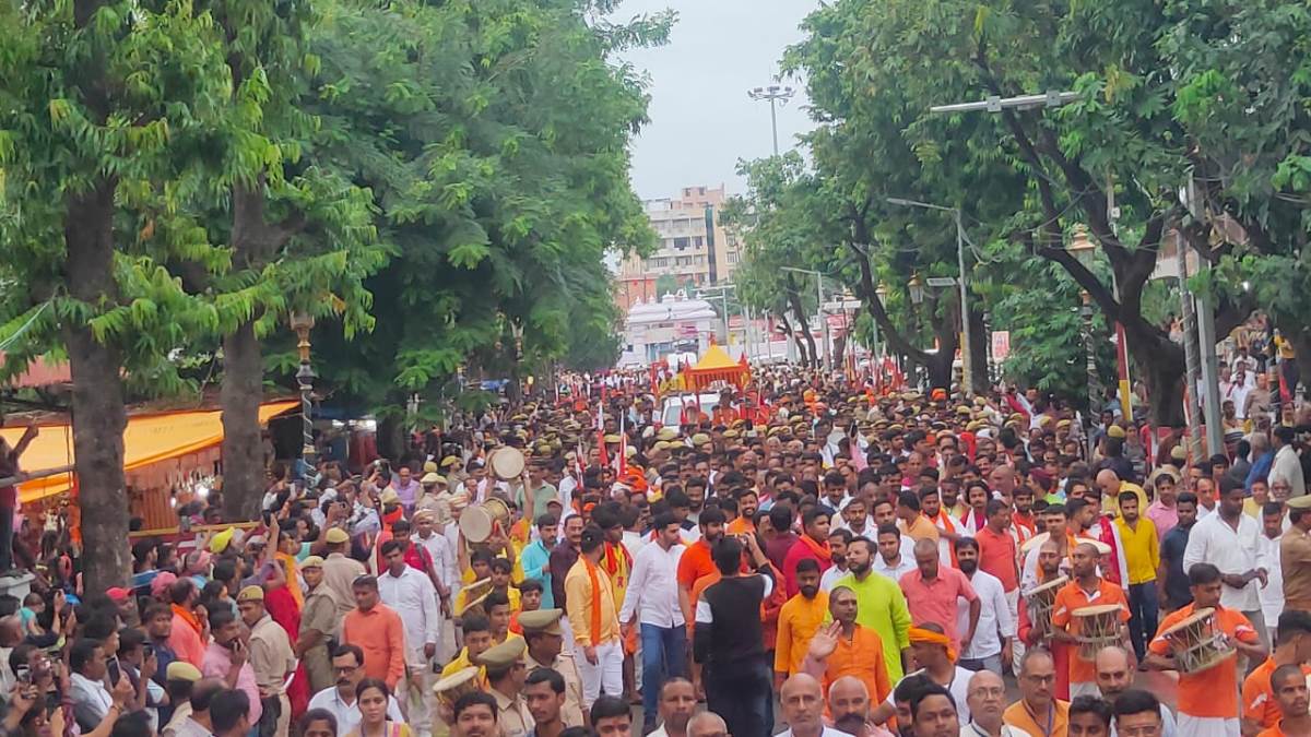 सीएम योगी आदित्यनाथ की शोभायात्रा में उमड़ा जनसैलाब। - जागरण