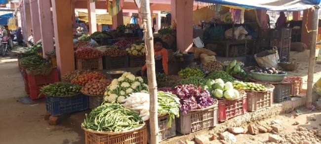 प्याज के आंसू रो रहे हैं लोग, कीमत सौ के पार