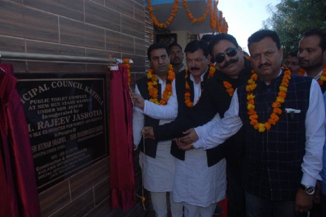 नये बस अड्डे पर शौचालय का किया लोकापर्ण
