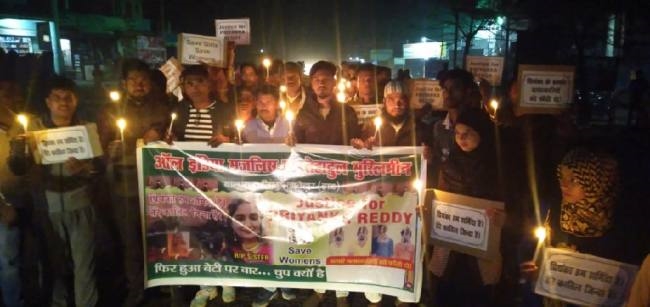 बालूमाथ में कैंडल मार्च निकालकर जताया रोष