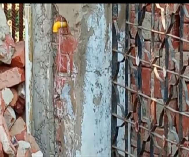 आगरा में सांसद की कोठी से 100 मीटर दूर गैस की पाइप लाइन हुई क्षतिग्रस्त, रिसाव होने पर पहुंची टीम