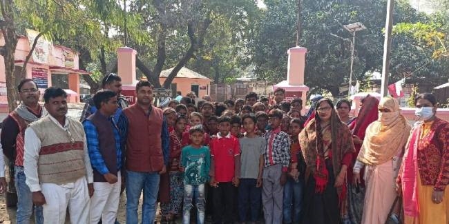 फूल तोड़ने को ले शिक्षक व बच्चों को पीटा